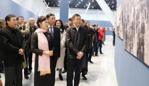 “见证—纪念改革开放40周年内蒙古民生影像记录图片展”开幕