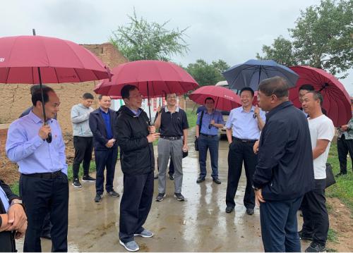 中国人寿:袁长清总裁一行赴内蒙古乌兰察布市大六号镇开展扶贫调研